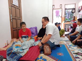 Hutama Karya Terbangkan Riska Gadis Pengidap Tumor Ganas Ke Jakarta